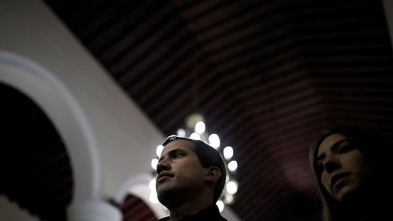 Guaidó pide a los militares que dejen pasar la ayuda humanitaria