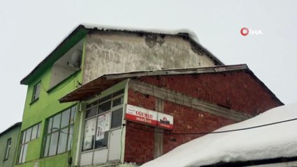 Karlıova’da çatılardaki kar erimeye başladı