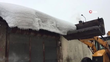 Karlıova'da Çatılardaki Kar Erimeye Başladı