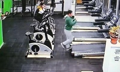 Acemi sporcuların koşu bandından düştüğü anlar kamerada