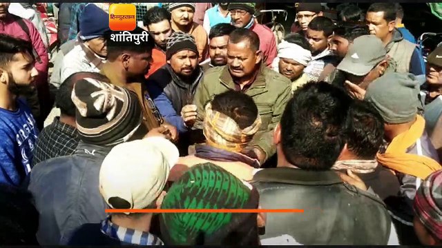 शांतिपुरी में पानी के छिड़काव को लेकर व्यापारियों ने लगाया जाम