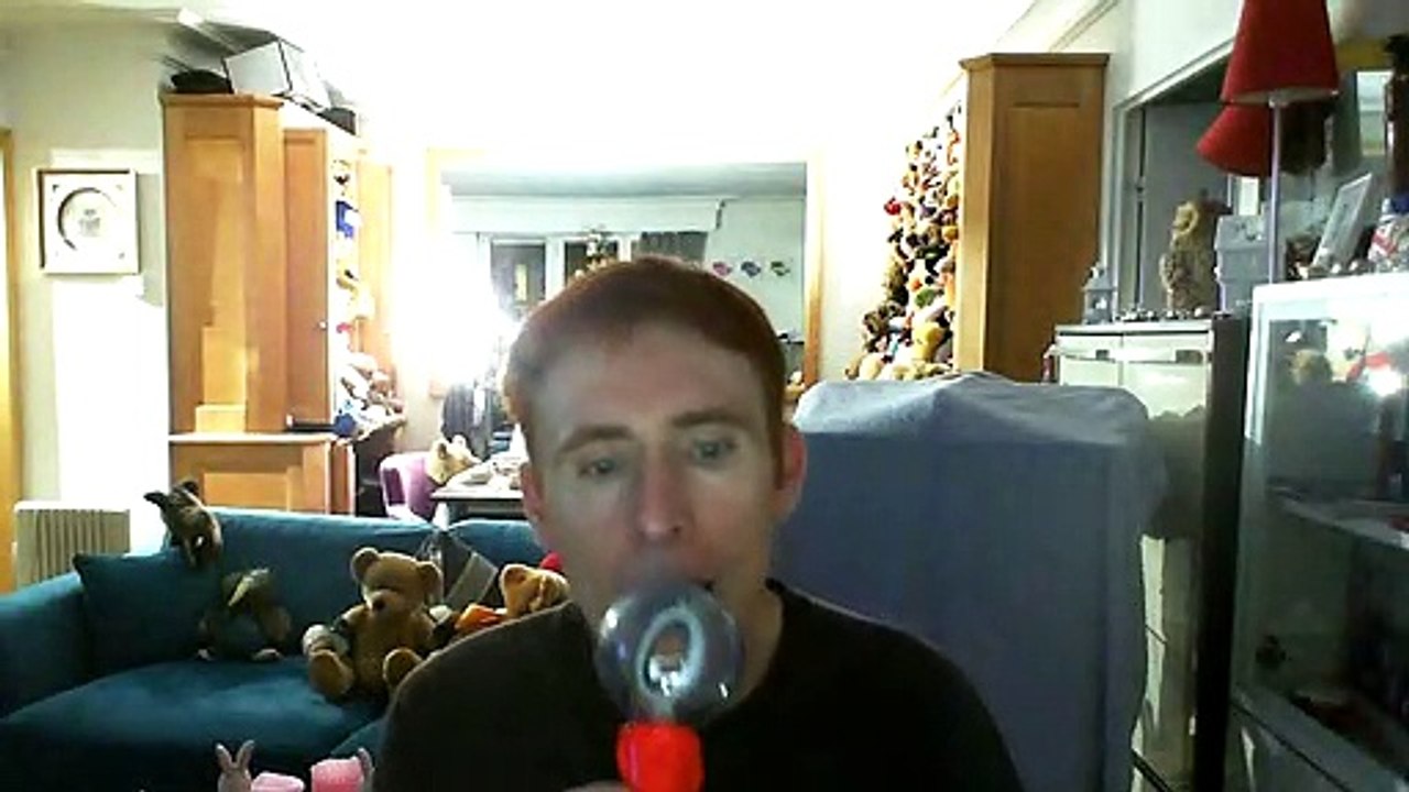 Wiwi égratigne "l'ange déchu" de Mr Yéyé