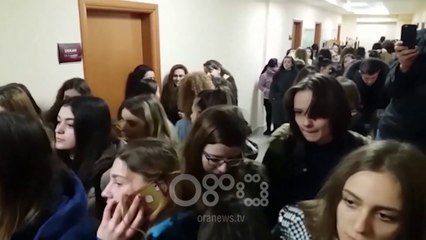 Ora News - Tensioni tek Juridiku, studentët e ngujuar: Në auditore kur të plotësohen kërkesat