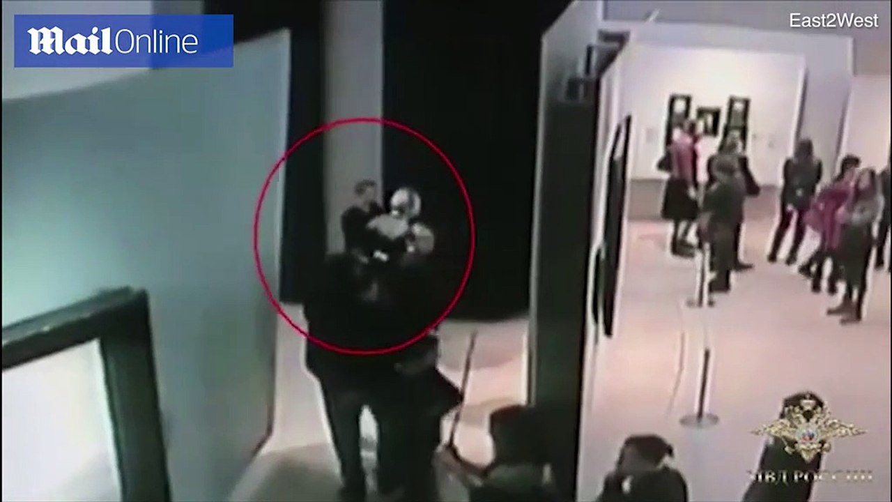 CCTV shows a man stealing a painting in front of staff and visitors