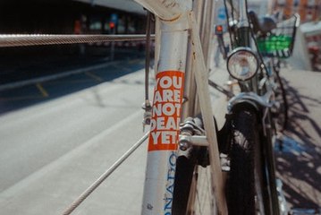 Remplacer des vieux stickers par des neufs sur son vélo