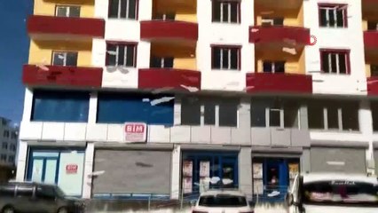 Çatıdan düşen kar kütleleri ilginç görüntüler oluşturdu, park halindeki araçlar zarar gördü