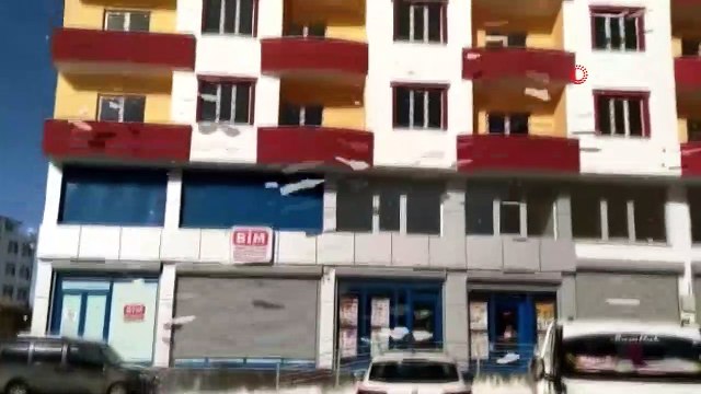 Çatıdan düşen kar kütleleri ilginç görüntüler oluşturdu, park halindeki araçlar zarar gördü