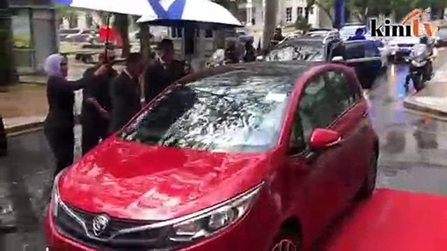 Dr M pandu sendiri kereta menghadiri majlis rasmi k'jaan