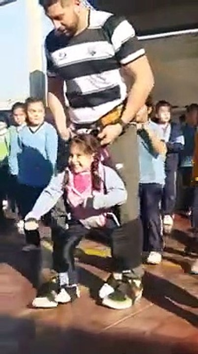 Hep Dansçı Olmayı Hayal Eden Felçli Öğrencisinin Sınıf Arkadaşlarıyla Beraber Okul Gösterisinde Dans Etmesi İçin Yardımcı Olan Koca Yürekli Öğretmen