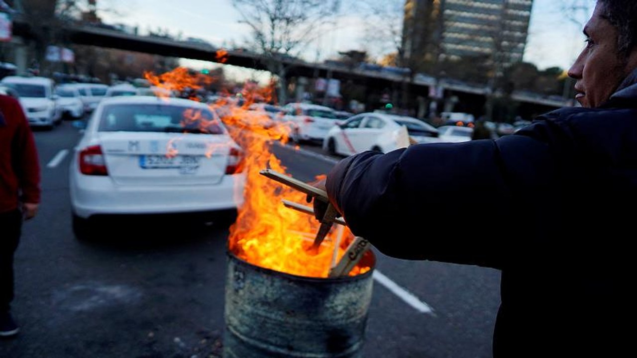 Taxi drivers' protest for regulation enters eighth day as Madrid police move in