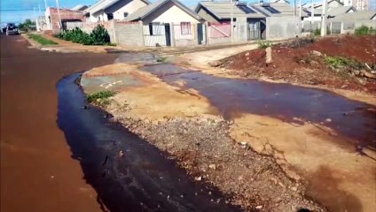 Vazando há vários dias, esgoto causa transtornos no Interlagos