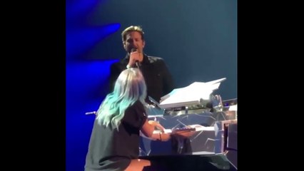 Quand Bradley Cooper rejoint Lady Gaga sur scène pour chanter "Shallow"