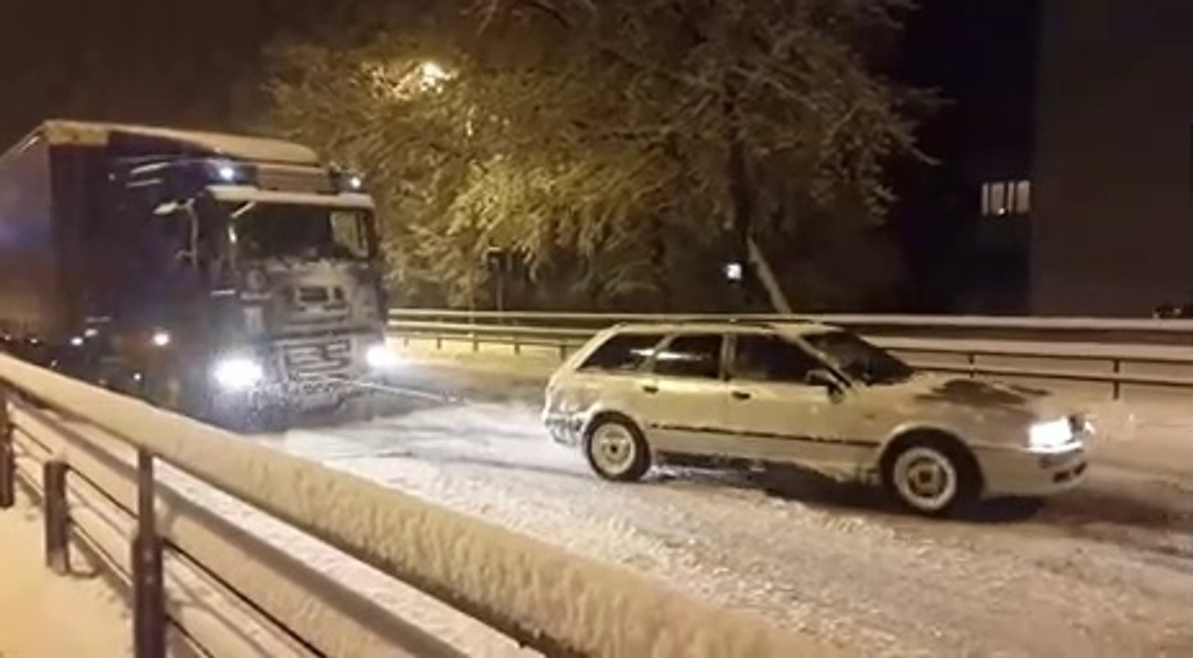 VÍDEO: este Audi 80 quattro saca a un camión de la nieve, ver para creer