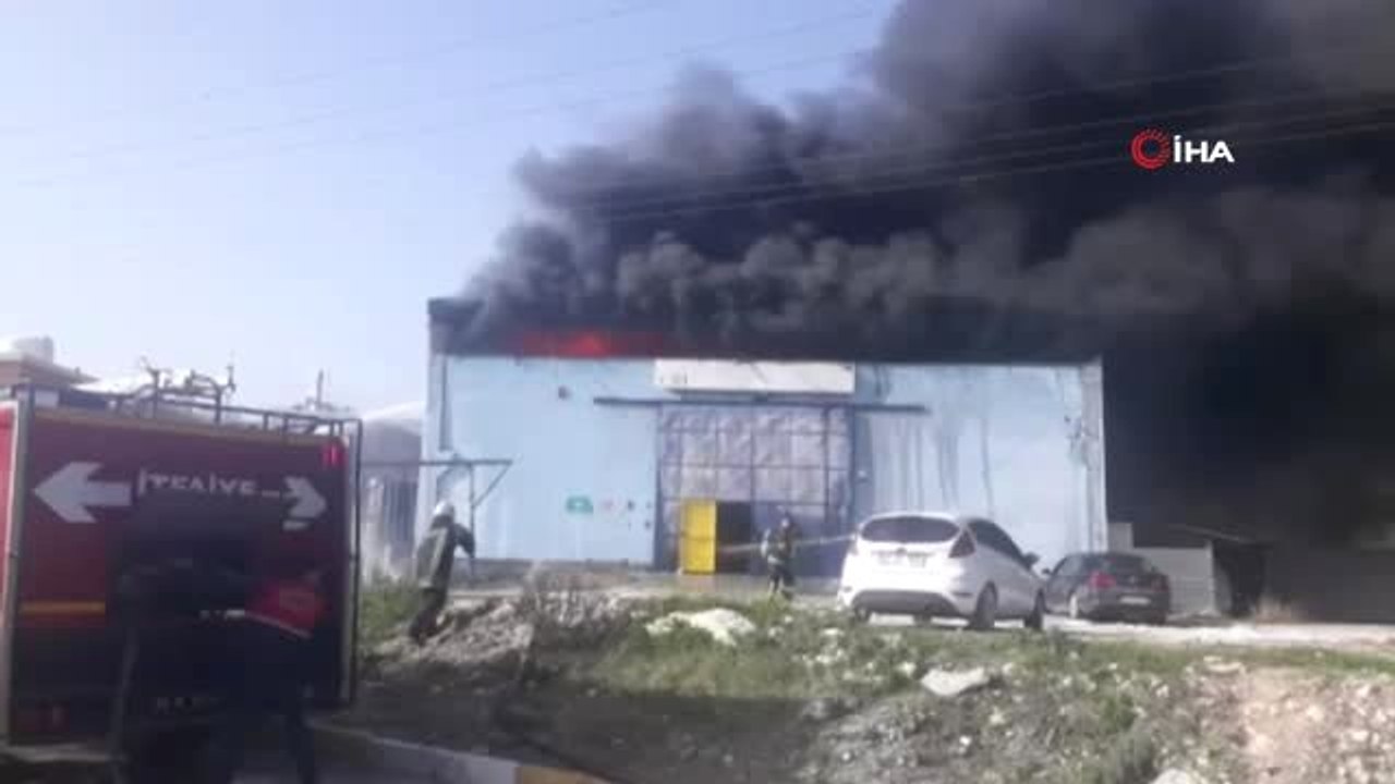 Mersin-Tarsus Osb'de Çakmak Fabrikası Yanıyor