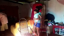 Em condições precárias, família que veio de SC se abriga em imóvel cedido no Interlagos