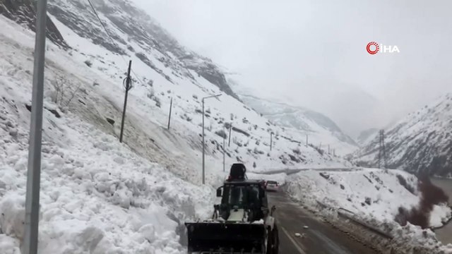 Hakkari-Van karayoluna çığ düştü, bir araç çığdan saniyelerle kurtuldu