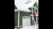 Avalanche d'un toit de maison.. tellement bon cette neige qui tombe !