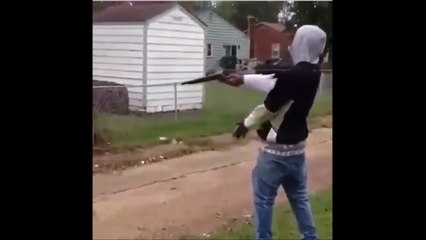 Il se casse le nez avec un fusil à pompe !