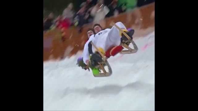 En Bavière, une course de luge insolite... et beaucoup de chutes