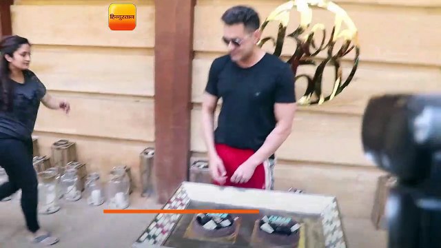 01- BOBBY DEOL BIRTHDAY CELEBRATION ON HIS BIG DAY TURNS 50 CAKE CUTTING