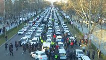 شاهد: آلاف سيارات التاكسي تغلق شوارع مدريد بسبب الاضراب