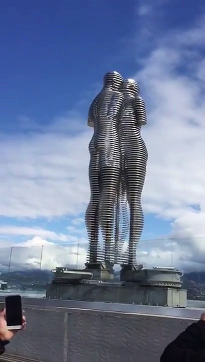 Viral USA Couple Kiss