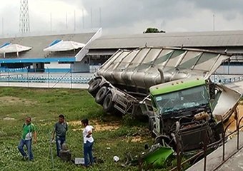 Volqueta cargada de soya cayó desde un paso elevado en Guayaquil