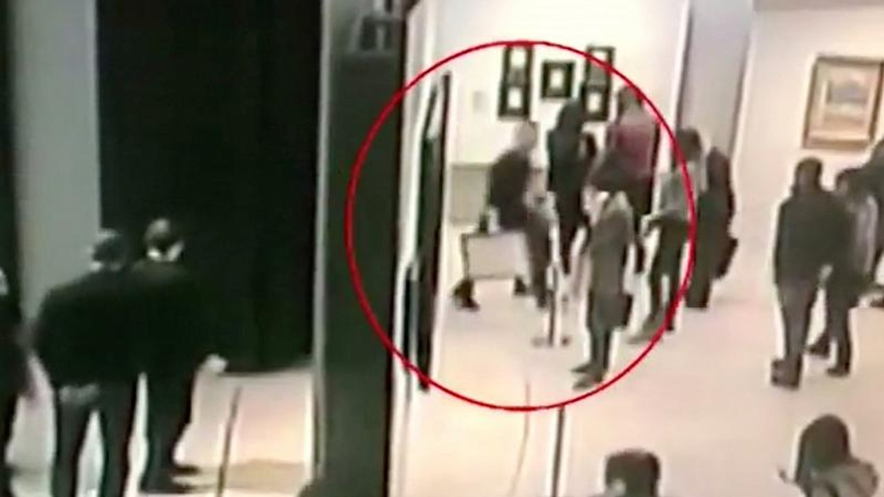 Kunstdiebstahl in Moskau: Dieb nimmt Bild einfach von der Wand