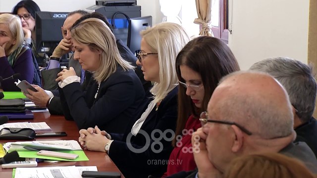 Ora News - Dhunë me studentët , opozita kërkon seancë dëgjimore me ministrin Sandër Lleshaj
