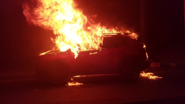 분당 길가 주차 차량 화재로 전소 / YTN