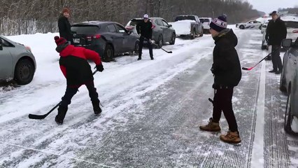Pour passer le temps, des automobilistes ont improvisé une partie de hockey sur l’A-40 à Montréal