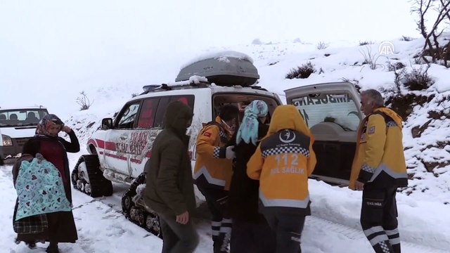 Hamile kadını paletli ambulansla hastaneye yetiştirdiler - BİTLİS
