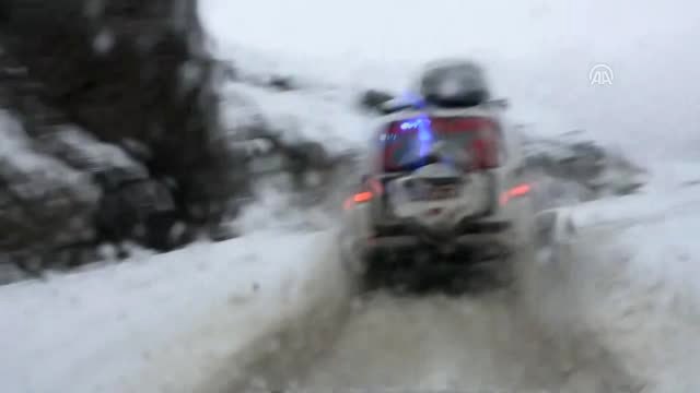 Hamile Kadını Paletli Ambulansla Hastaneye Yetiştirdiler
