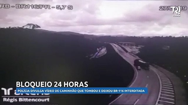 Caminhão tomba na BR-116 e deixa rodovia bloqueada