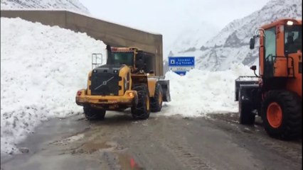 Hakkari - Çukurca kara yoluna çığ düştü