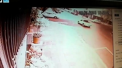 Vídeo: ao evitar colisão, mulher sofre queda de moto