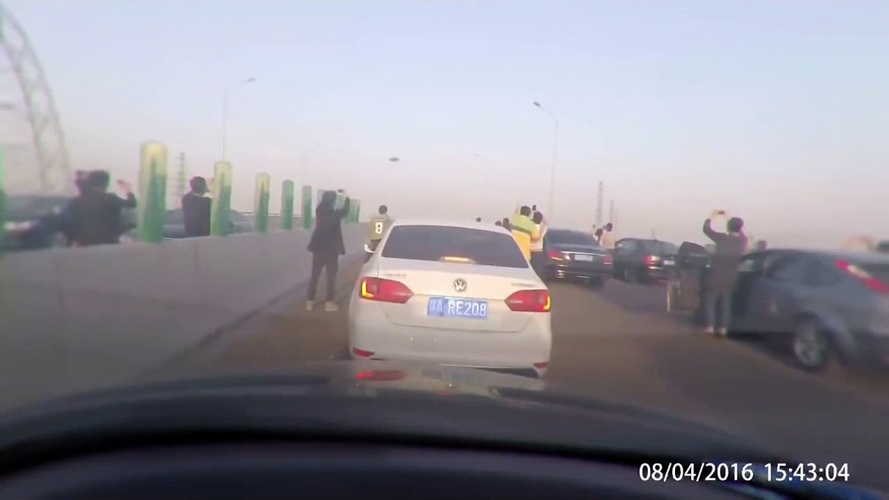 Tout ces automobilistes s'arretent en pleine autoroute... pour filmer un OVNI