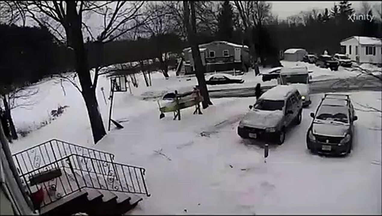 Regardez ce qui va arriver à ce colis... Voleur insolite