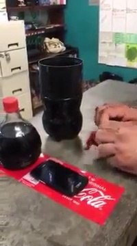 Une fausse bouteille de Coca-Cola faite pour la contrebande