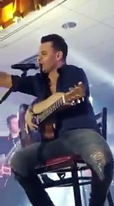 Eduardo Costa manda bater em fã em show nos EUA e diz que “comeria” a mulher dele