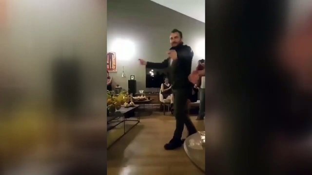 Hazal Kaya kına gecesinde nişanlısı Ali Atay’la çoştu