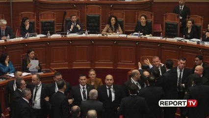 Download Video: Report TV - Tensione ne kuvend, Basha dhe deputetët e PD bllokojnë foltoren