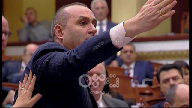Ora News - Sherr verbal e ofendime mes Ulsi Manjas dhe Petrit Vasili
