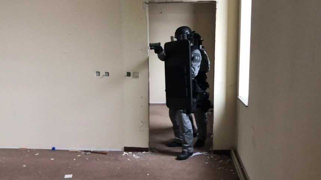 Entraînement de l’unité d’assistance spécialisée de la police de Mons : le suspect est arrêté