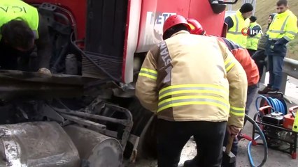 İstanbul'da Kontrolden Çıkan Tır Bariyerlere Çarptı