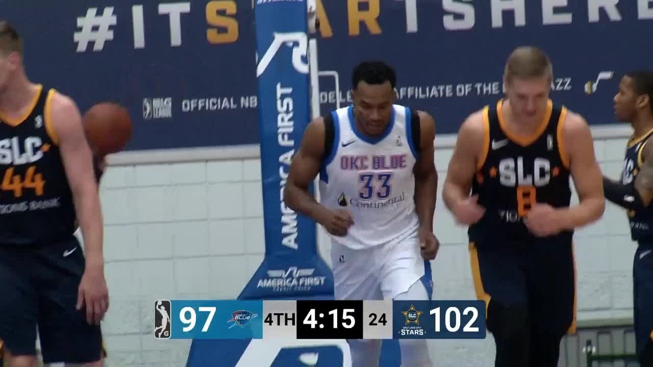 Chris Wright throws down the alley-oop!