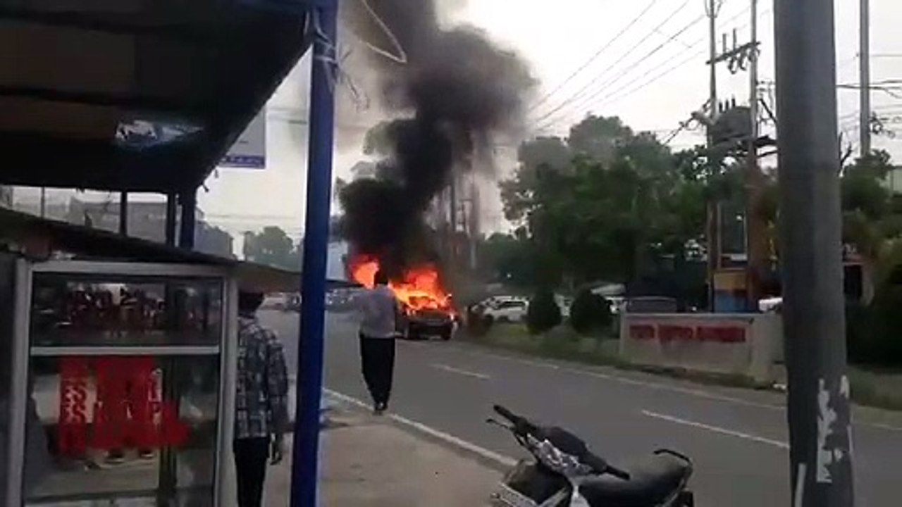 Mobil Terbakar Di Jl. Raya Dompak Depan TCC Tanjung Pinang KEPRI.