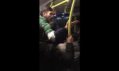 Metrobüs durağında taraftar kavgası