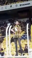 Fenerbahçe Taraftarının Sahaya Okunmuş Pirinç Atması