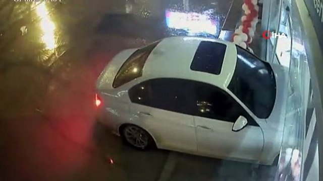 Fren yerine gaza basınca mağazaya daldı...Kaza anı kamerada